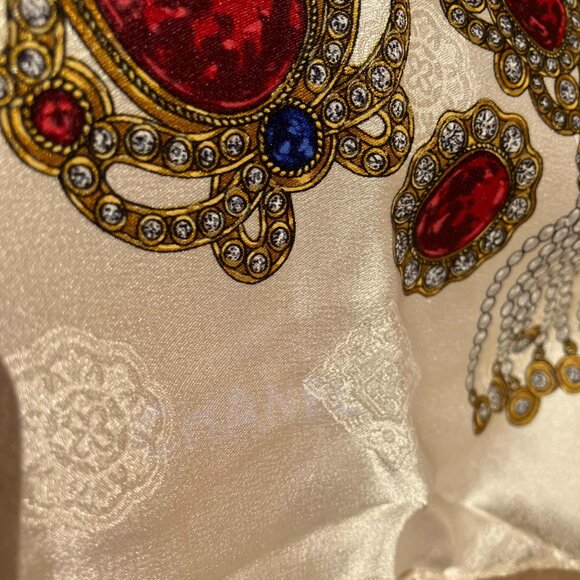 Vintage CHANEL Cream Gold Pearl & Ruby Jacquard Scarf Square Silk Carre 90 35" - Picture 9 of 16